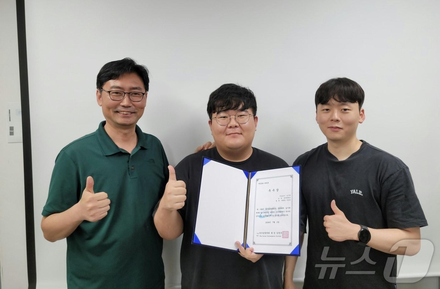 융합기술국제학술대회(ICCT 2024) 캡스톤디자인 경진대회에 참여한 청주대학교 인공지능소프트웨어학과 박태영(가운데), 서강산(오른쪽) 학생이 노기섭 지도교수와 함께 기념사진을 촬영하고 있다.(청주대 제공).2024.07.10./뉴스1