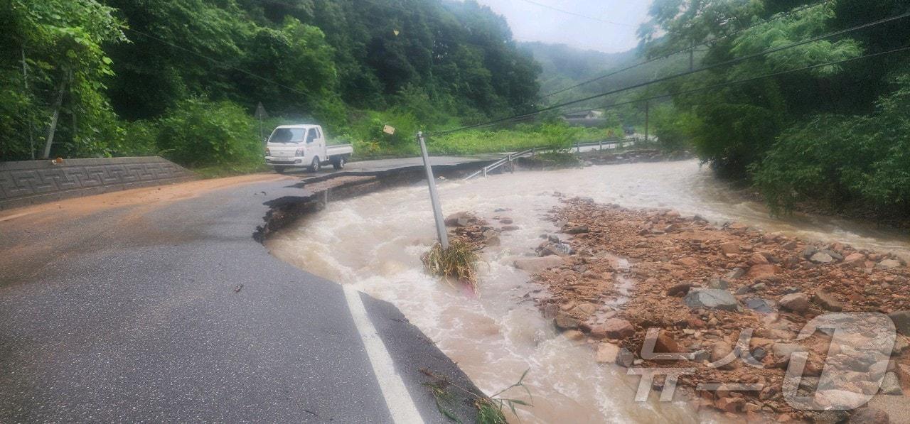 본문 이미지 - 10일 밤사이 폭우로 유실된 영동군 지방도로 현장 /뉴스1 