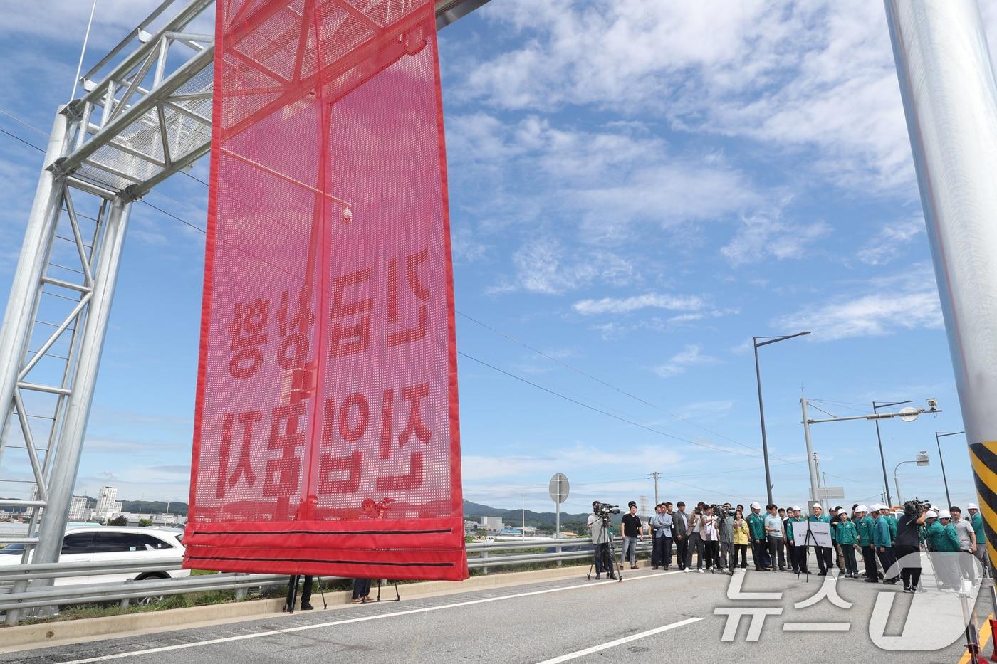 본문 이미지 - 오송 궁평2지하차도 진입 차단 시설 ⓒ 뉴스1 김용빈 기자