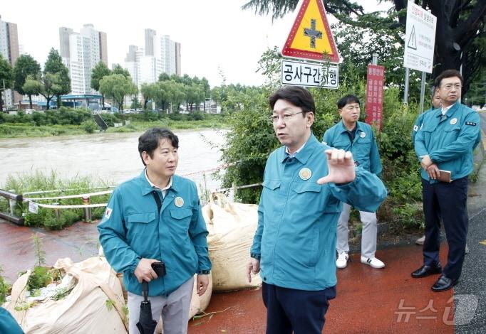 본문 이미지 - 우범기 전주시장이 10일 출입이 통제된 전주천 쌍다리 현장을 방문, 통제 상황 등을 살피고 있다.(전주시 제공)/뉴스1