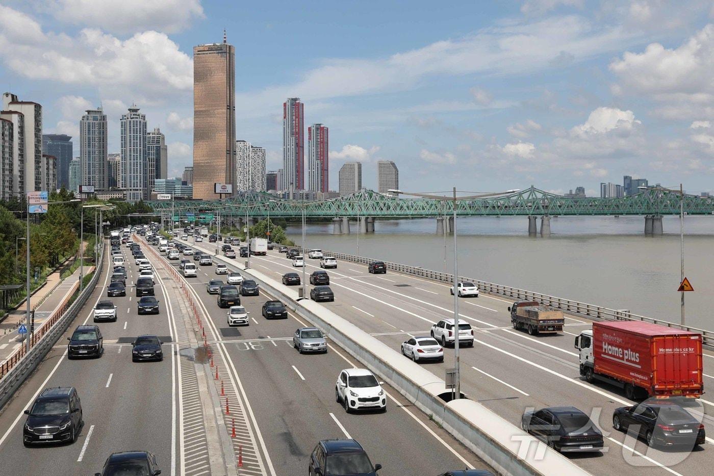 10일 오전 차량 여러 대가 올림픽대로 위를 줄지어 달리고 있다.  2024.7.10/뉴스1 ⓒ News1 조유리 기자