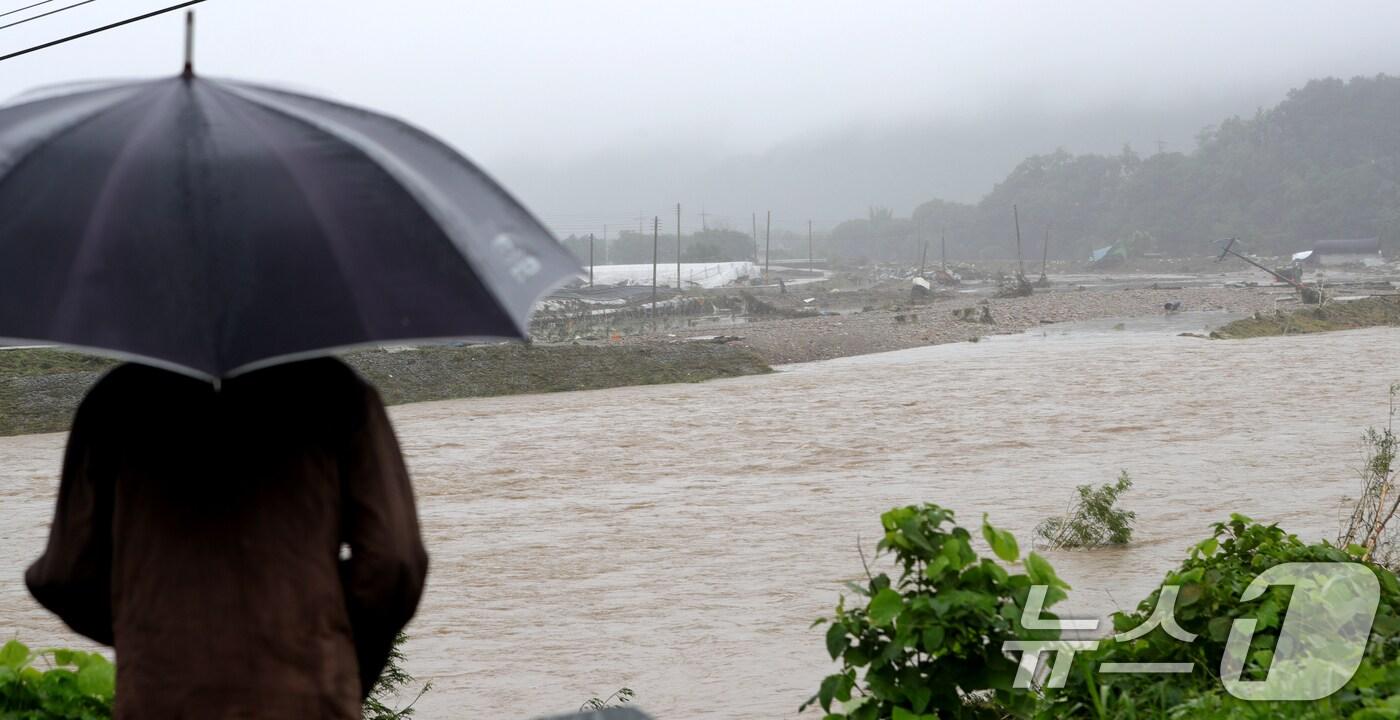 10일 전북자치도 완주군 운주면 엄목마을 앞 장선천 제방이 무너지며 도로가 파손돼 있다. 2024.7.10/뉴스1 ⓒ News1 유경석 기자