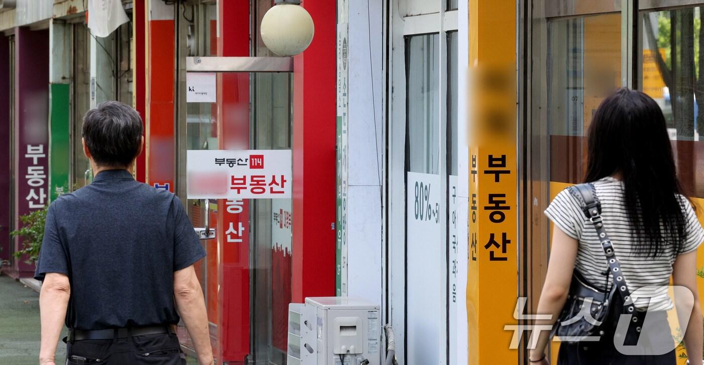 서울의 한 공인중개사 사무소 밀집 지역 앞으로 시민들이 지나가고 있다. /뉴스1 ⓒ News1 장수영 기자
