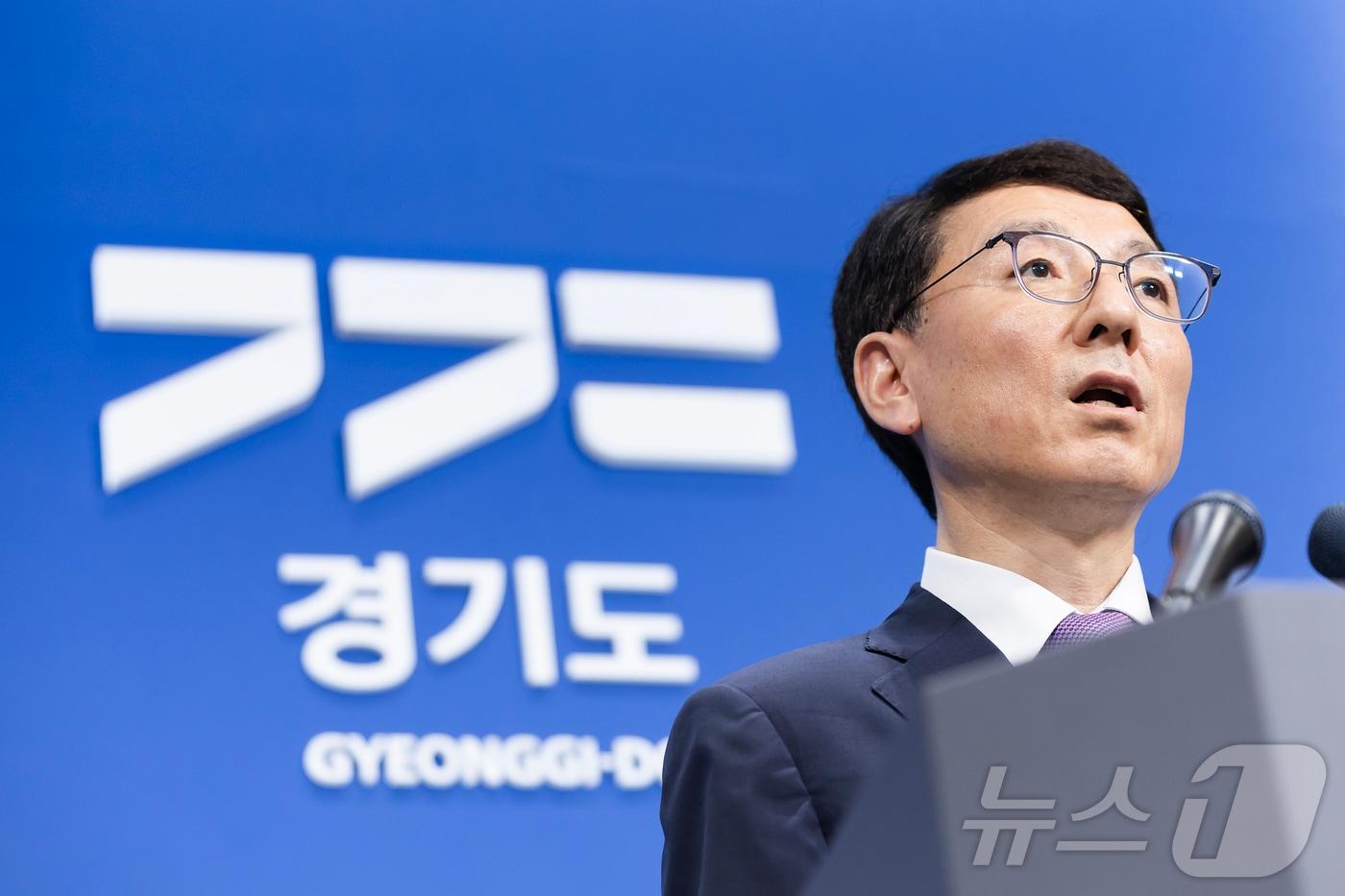 본문 이미지 - 10일 경기도청 브리핑룸에서 김성중 행정1부지사가 K-콘텐츠 복합문화단지 개발사업 관련 기자회견을 하고 있다.(경기도 제공)