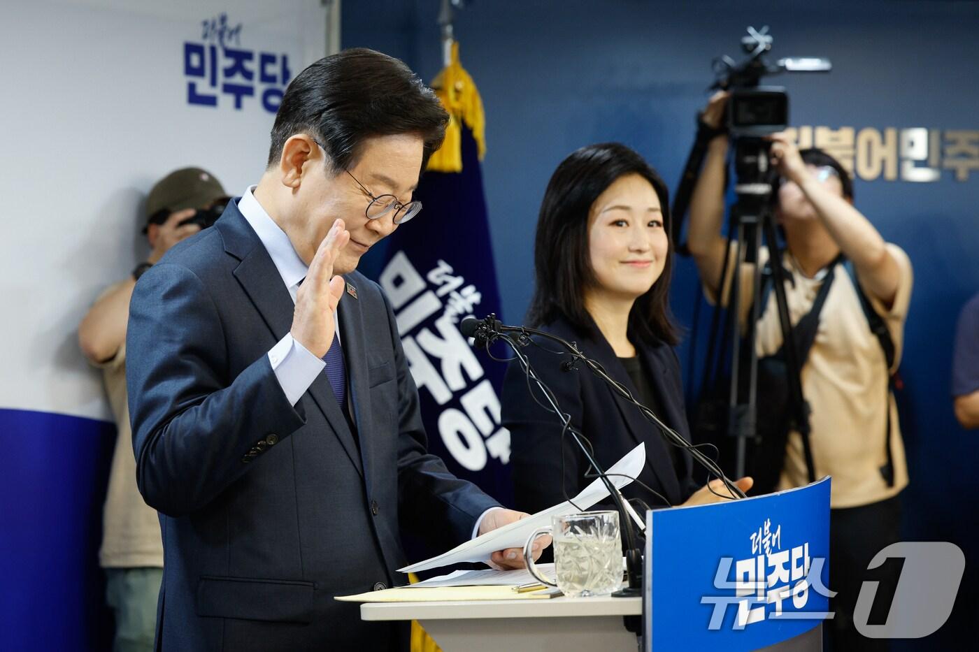 본문 이미지 - 이재명 더불어민주당 전 대표가 10일 서울 여의도 당사에서 8·18 전당대회 당 대표 출마를 선언하던 중 손뼉치는 지지자들을 향해 손을 들고 있다. 2024.7.10/뉴스1 ⓒ News1 안은나 기자