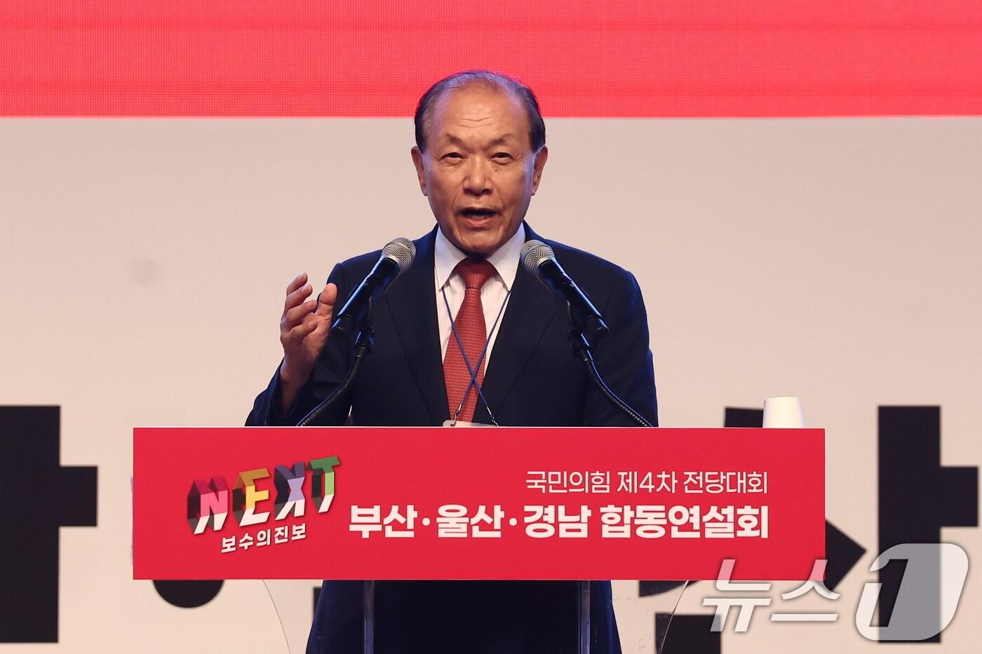 본문 이미지 - 황우여 국민의힘 비상대책위원장이 10일 부산 해운대구 벡스코 오디토리움에서 열린 국민의힘 제4차 전당대회 부산·울산·경남 합동연설회에서 인사말을 하고 있다. 2024.7.10/뉴스1 ⓒ News1 김민지 기자