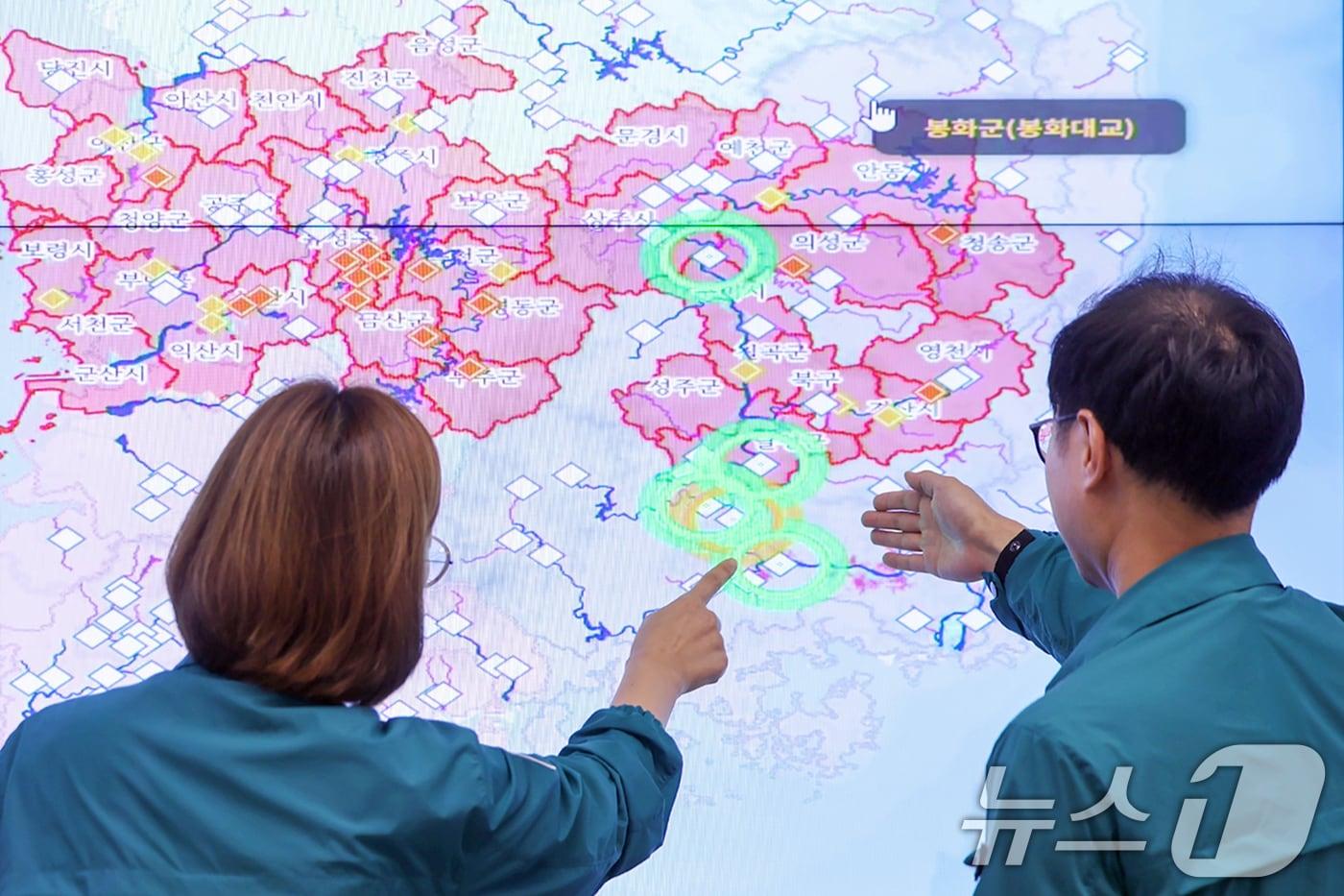 서울 서초구 한강홍수통제소 상황실에서 직원들이 AI홍수예보시스템을 통해 충청과 경북 지방에 대한 홍수위험 감지 실시간 모니터링을 하고 있다. 2024.7.10/뉴스1 ⓒ News1 민경석 기자