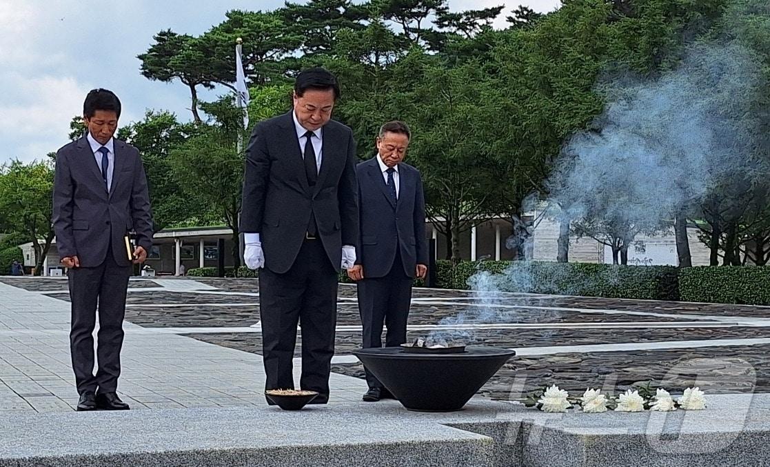 본문 이미지 - 김두관 전 국회의원이 당권 도전을 선언하고 10일 오후 김해시 진영읍 봉화마을을 방문해 노무현 전 대통령 묘소를 참배하고 있다./뉴스1ⓒ news1 허충호 기자