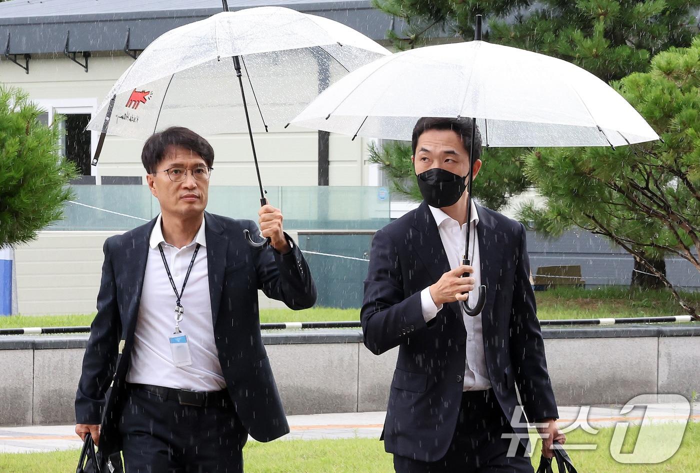 본문 이미지 - 경찰이 10일 오후 서울 종로구 서울대병원에서 서울 시청역 역주행 사고 운전자를 상대로 두 번째 정식 피의자 조사를 위해 병원으로 향하고 있다. 2024.7.10/뉴스1 ⓒ News1 이동해 기자