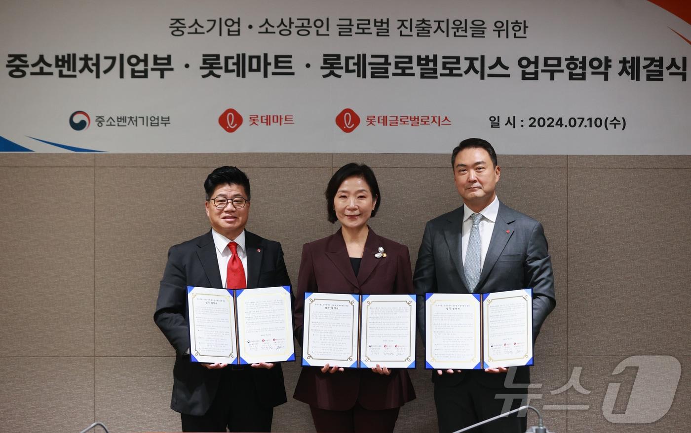 오영주 중소벤처기업부 장관(가운데)이 10일 서울 중구 롯데글로벌로지스에서 열린 '중소벤처기업부·롯데마트·롯데글로벌로지스 업무협약 체결식'에서 강병구 롯데글로벌로지스 대표(오영주 장관 왼쪽), 강성현 롯데마트 대표와 기념 촬영을 하고 있다.(중소벤처기업부 제공)