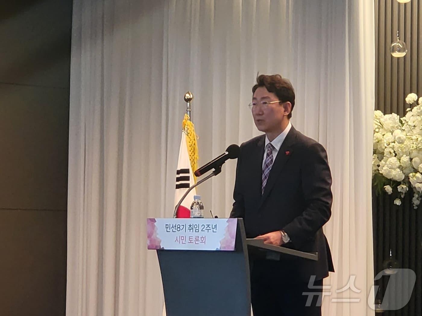 본문 이미지 - 원강수 강원 원주시장이 10일 호텔인터불고 원주에서 열린 시의 ‘민선 8기 취임 2주년 시민토론회’를 통해 전반기 시정에 대한 입장을 밝히고 있다. 2024.7.10/뉴스1 신관호 기자