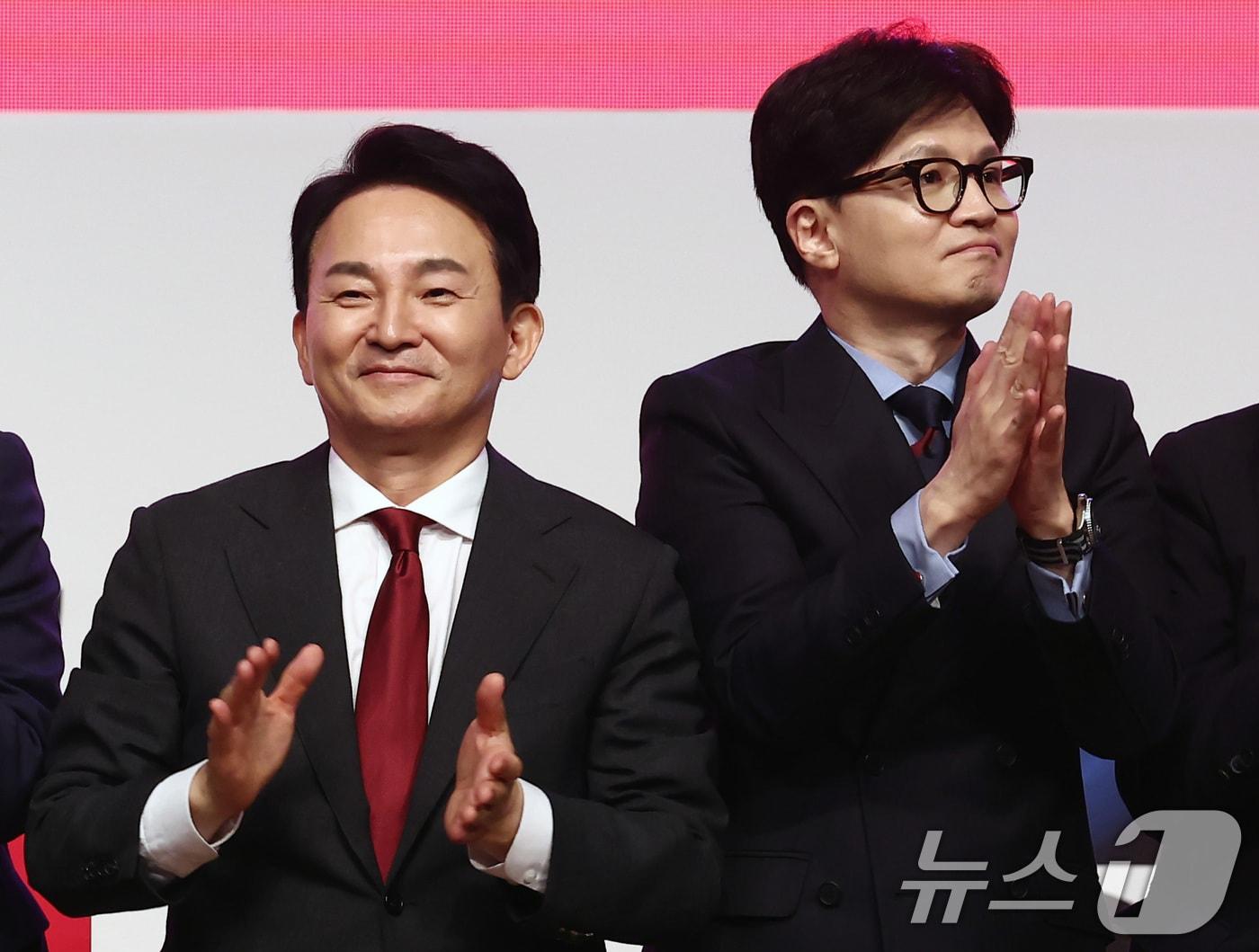 본문 이미지 - 원희룡·한동훈 국민의힘 당대표 후보가 10일 부산 해운대구 벡스코 오디토리움에서 열린 국민의힘 제4차 전당대회 부산·울산·경남 합동연설회에서 기념촬영을 하고 있다. 2024.7.10/뉴스1 ⓒ News1 김민지 기자