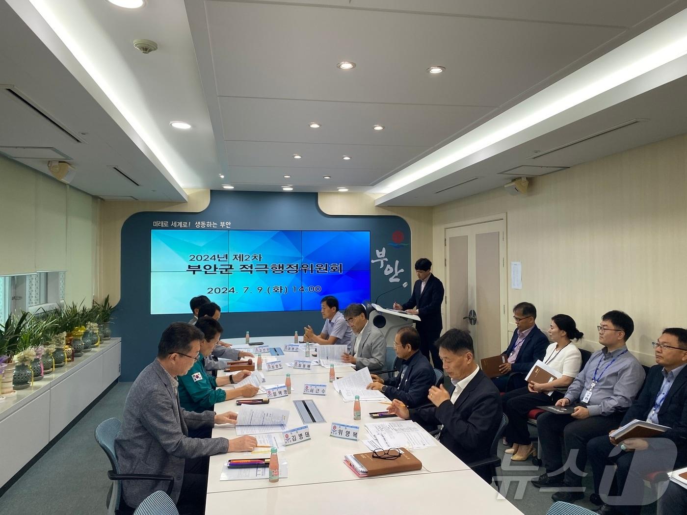 본문 이미지 - 부안군이 적극행정위원회의 심사를 통해 민원과 손유미 주관관 등 6명을 2024년 상반기 적극행정 우수공무원으로 선정했다.(부안군 제공)2024.7.10/뉴스1