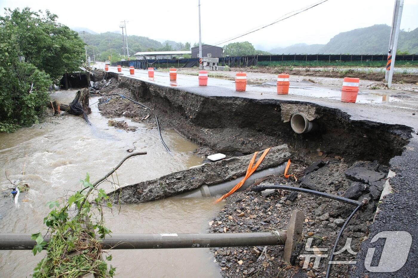 최근 10년 간 충남권의 여름철 평균 기온과 폭염, 열대야 일수가 전체 평균 대비 모두 높게 나타난 것으로 조사됐다. 집종호우가 내린 충남 금산 진산면 한 도로가 집중호우로 불어난 물에 유실돼 있다. /뉴스1 ⓒ News1 김기태 기자