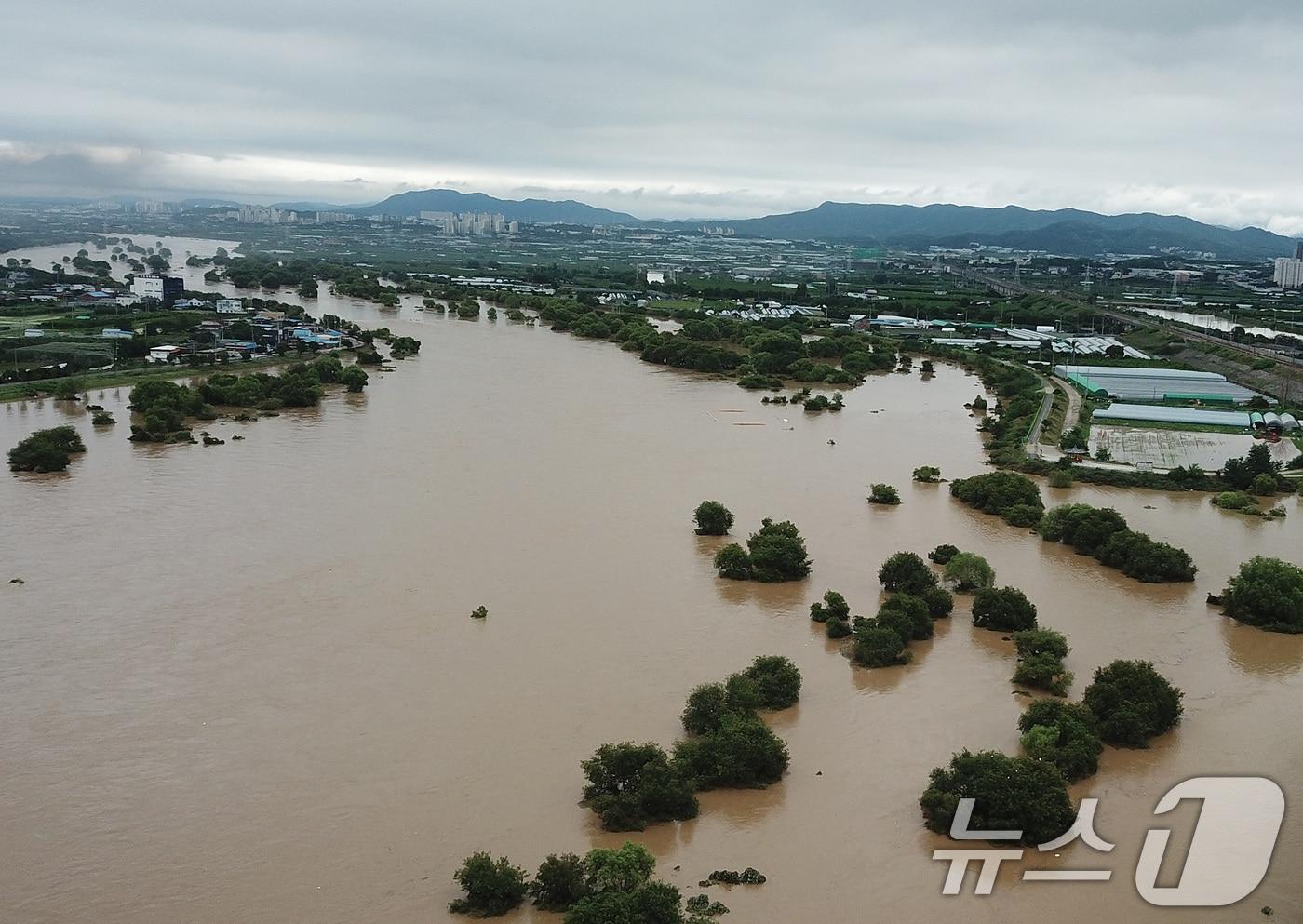 집중호우가 쏟아진 10일 물이 불어난 대구 동구 금호강 주변이 흙탕물로 변해 있다. 이날 금호강 일부 구간이 범람해 금강동 일부 주택이 침수되고, 주민이 고립되기도 했다. 2024.7.10/뉴스1 ⓒ News1 공정식 기자