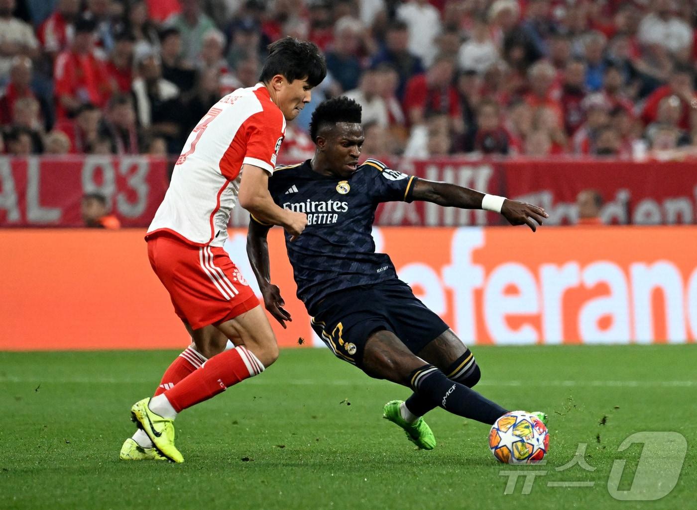 본문 이미지 - 바이에른 뮌헨 수비수 김민재(왼쪽). ⓒ 로이터=뉴스1