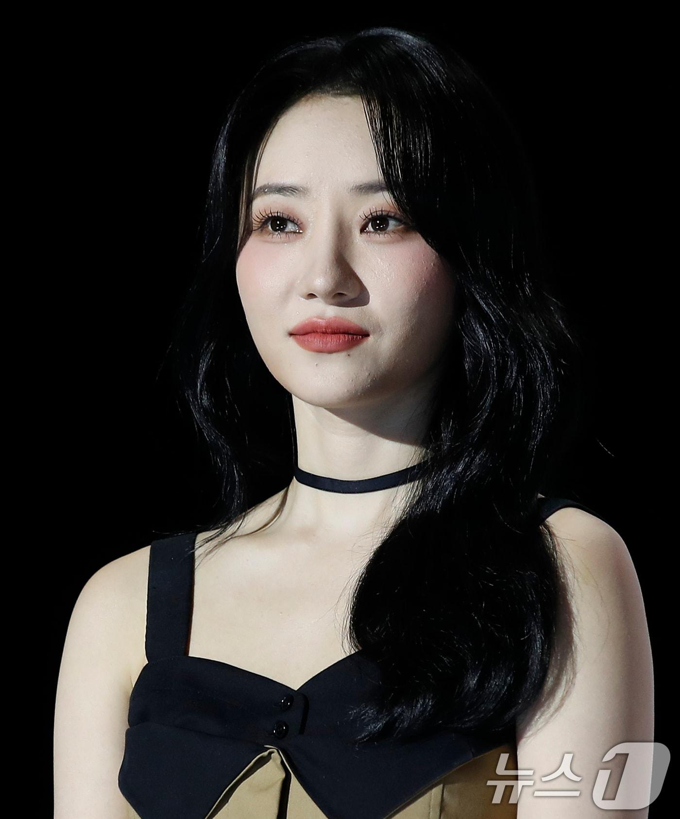 본문 이미지 - 그룹 드림캐쳐(DREAMCATCHER)의 수아가 10일 서울 강남구 일지아트홀에서 가진 열 번째 미니 앨범 '버추어스(VirtuouS)' 발매 쇼케이스에서 포즈를 취하고 있다. 2024.7.10/뉴스1 ⓒ News1 권현진 기자