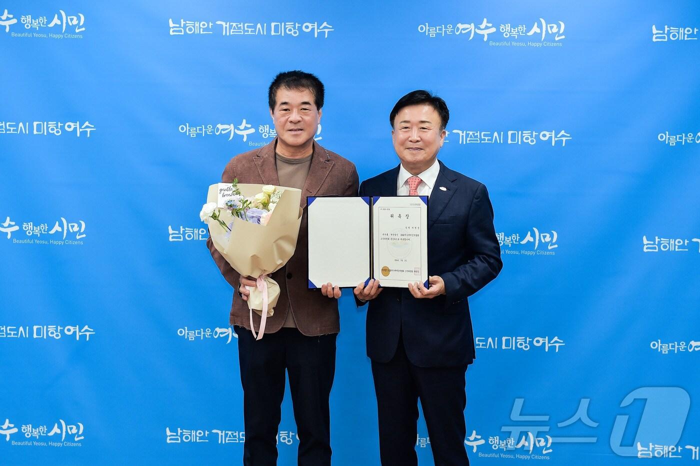 본문 이미지 - 왼쪽부터 박명성 신시컴퍼니 예술감독, 정기명 여수시장(여수시 제공)2024.7.10/뉴스1