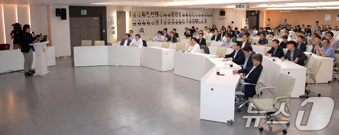 10일 오전 광주광역시청 중회의실에서 '한국도시의 미래-20년 뒤에 살아남을 도시는 어디인가?' 주제로 김시덕 서울대학교 규장각한국연구원이 강연을 하고 있다.(광주광역시 제공) 2024.7.10/뉴스1 