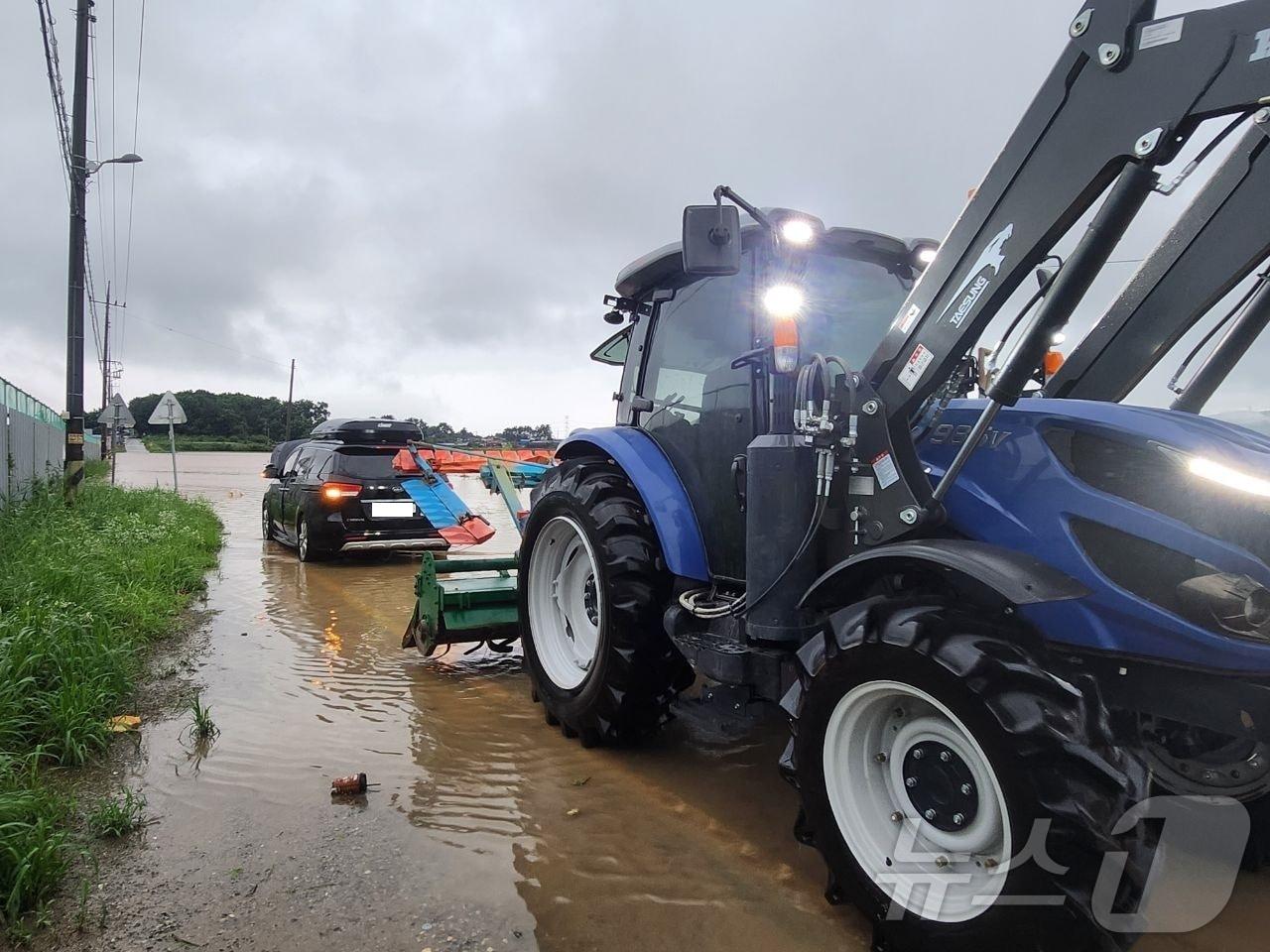 본문 이미지 - 10일 오전 3시께 전북 익산시 삼성동 망성마을에서 오경수 통장이 고립된 차량을 구종하고 있다.(익산시 제공)