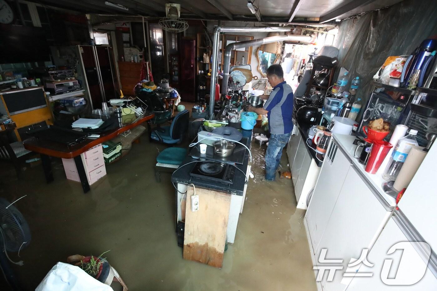 안평훈 대구 동구의원이 16일 금호강 수위 상승에 따른 침수 피해를 대비해야 할 것을 촉구했다. 사진은 지난해 7월 집중호우로 침수 피해를 입은 대구 동구 주민.(뉴스1 자료) ⓒ News1 DB