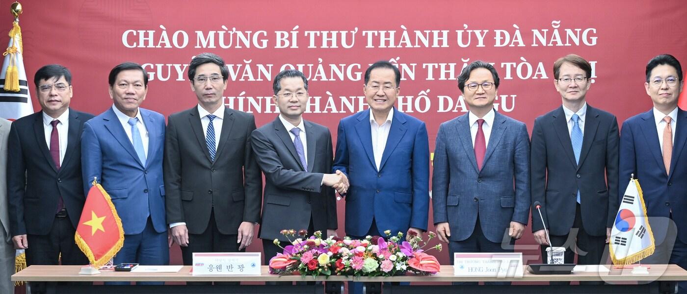 베트남 대표단이 10일 대구를 찾아 홍준표 시장을 예방했다. 응웬 반 꽝 베트남 다낭시 당서기를 비롯한 대표단이 대구시 산격청사에서 홍 시장과 협력 교류 방안을 논의한 뒤 기념촬영을 하고 있다. (대구시 제공) 2024.7.10/뉴스1