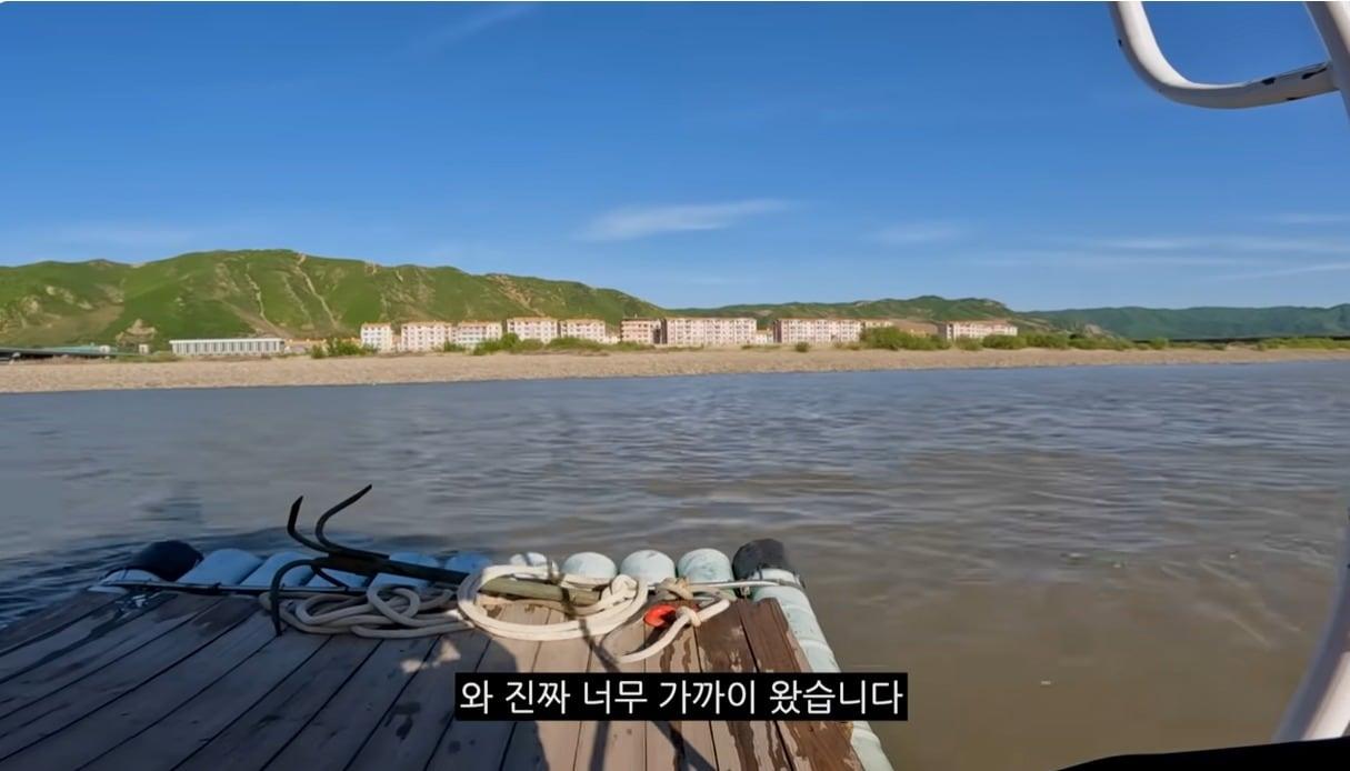 본문 이미지 - 두만강에서 뗏목배를 타고 북한 가까이 간 유튜버. (유튜브 채널 '착한꿀벌')