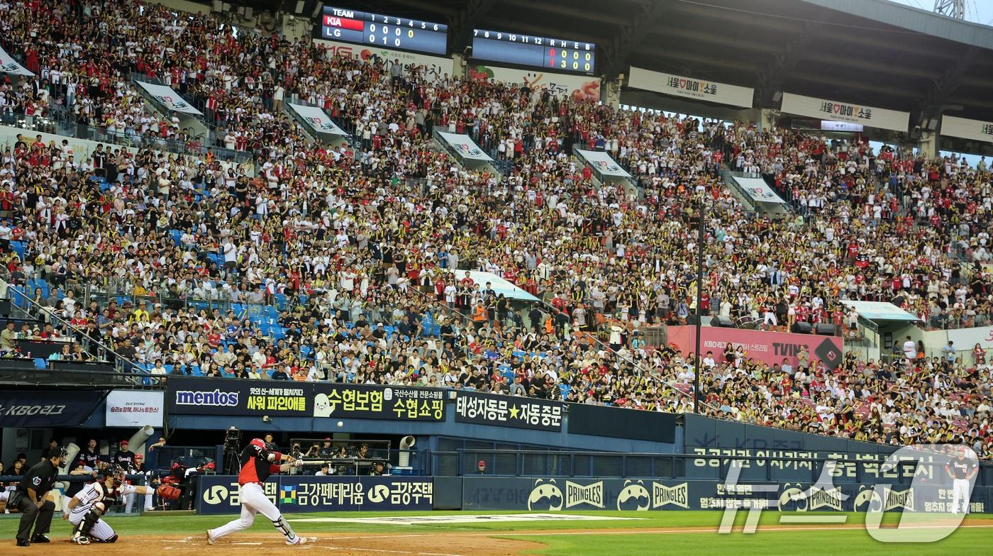 본문 이미지 - 10일 오후 서울 송파구 잠실야구장에서 열린 프로야구 '2024 신한 SOL 뱅크 KBO리그' KIA 타이거즈와 LG 트윈스의 경기, 3루 KIA 응원단이 열정적인 응원을 펼치고 있다. 2024.7.10/뉴스1 ⓒ News1 김진환 기자