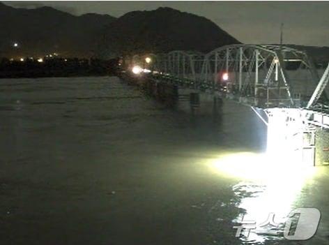 본문 이미지 - 10일 오후 8시52분 기준 밀양 삼랑진교 모습(낙동강홍수통제소 홈페이지 캡처)