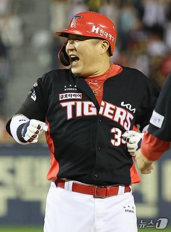 본문 이미지 - 10일 오후 서울 송파구 잠실야구장에서 열린 프로야구 '2024 신한 SOL 뱅크 KBO리그' KIA 타이거즈와 LG 트윈스의 경기, KIA 최형우가 9회초 2사 1루에서 동점 적시타를 친 뒤 환호하고 있다. 2024.7.10/뉴스1 ⓒ News1 김진환 기자