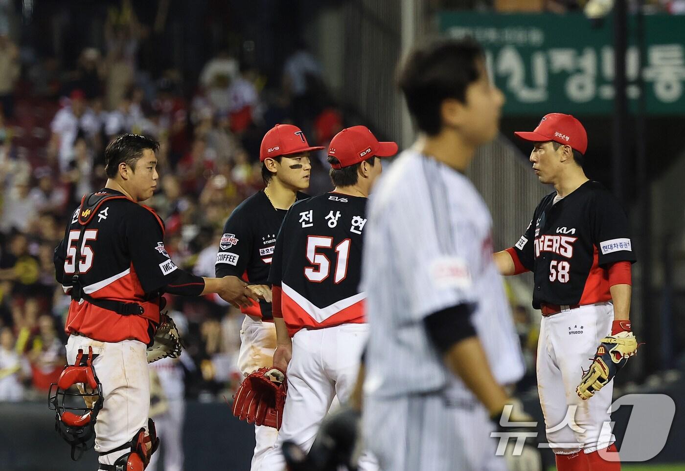 10일 오후 서울 송파구 잠실야구장에서 열린 프로야구 '2024 신한 SOL 뱅크 KBO리그' KIA 타이거즈와 LG 트윈스의 경기, 5대2 승리를 거둔 KIA 선수들이 기쁨을 나누고 있다. 2024.7.10/뉴스1 ⓒ News1 김진환 기자