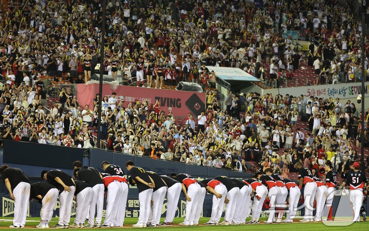 본문 이미지 - 10일 오후 서울 송파구 잠실야구장에서 열린 프로야구 '2024 신한 SOL 뱅크 KBO리그' KIA 타이거즈와 LG 트윈스의 경기, 5대2 승리를 거둔 KIA 선수들이 팬들에게 인사하고 있다. 2024.7.10/뉴스1 ⓒ News1 김진환 기자