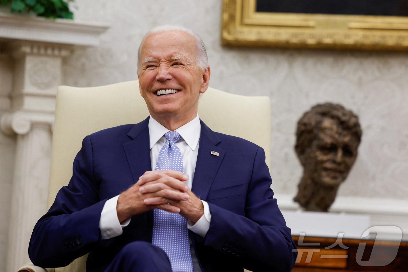 본문 이미지 - 10일(현지시간) 미국 워싱턴DC 백악관 오벌 오피스에 조 바이든 미국 대통령이 나토 75주년 기념 정상회의에 앞서 키어 스타머 영국 신임 총리와의 양자 회담 자리에서 활짝 웃고 있다.2024.07.10/ ⓒ 로이터=뉴스1 ⓒ News1 이강 기자