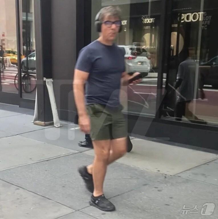 본문 이미지 - TMZ 리포터가 9일(현지시간) 미국 뉴욕 거리에서 ABC방송 앵커 조지 스테파노폴로스와 마주친 모습.(TMZ 갈무리).