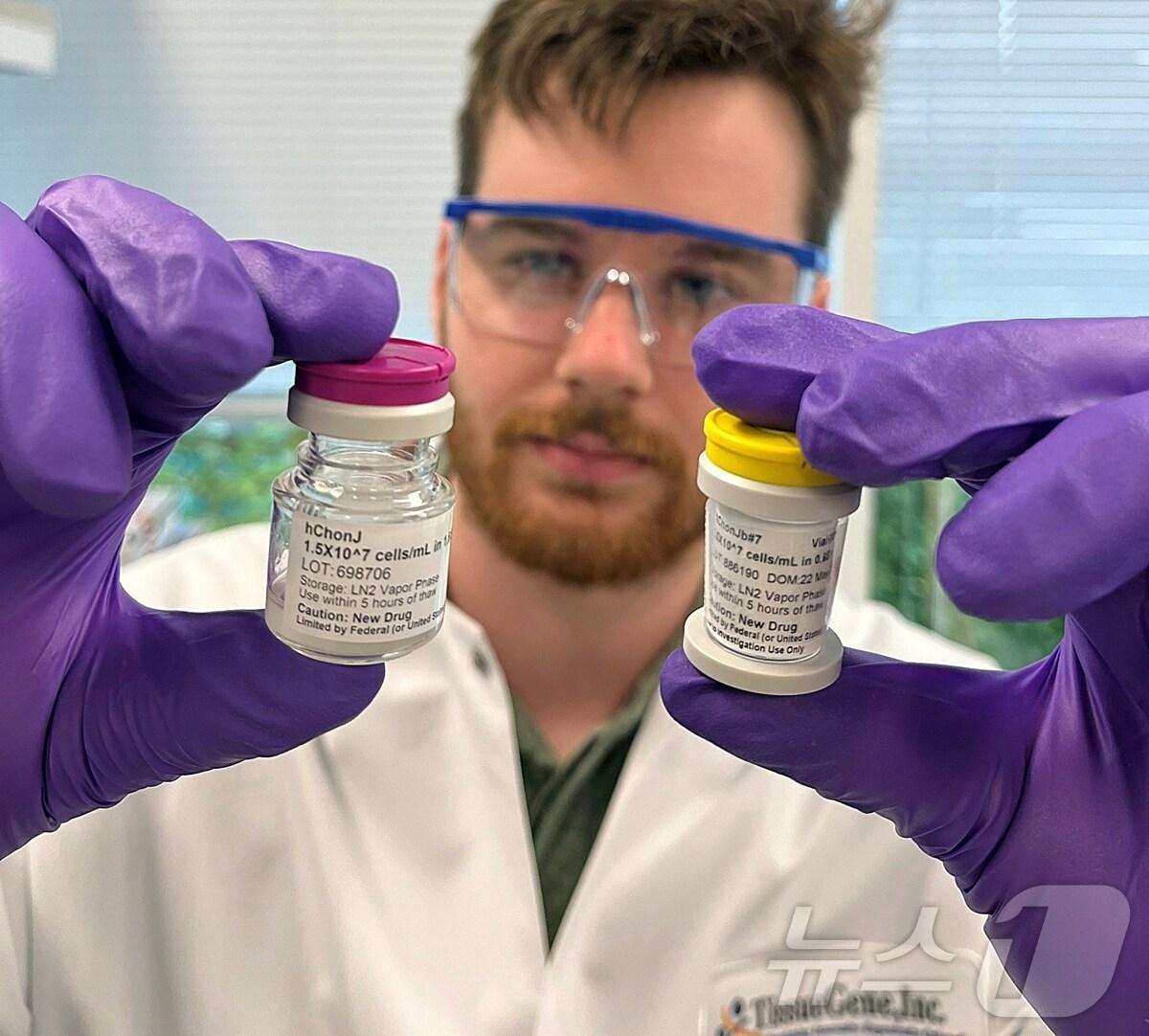 본문 이미지 - 코오롱티슈진 관계자가 TG-C 임상 시료를 내보이고 있다.(코오롱티슈진 제공)/뉴스1 ⓒ News1