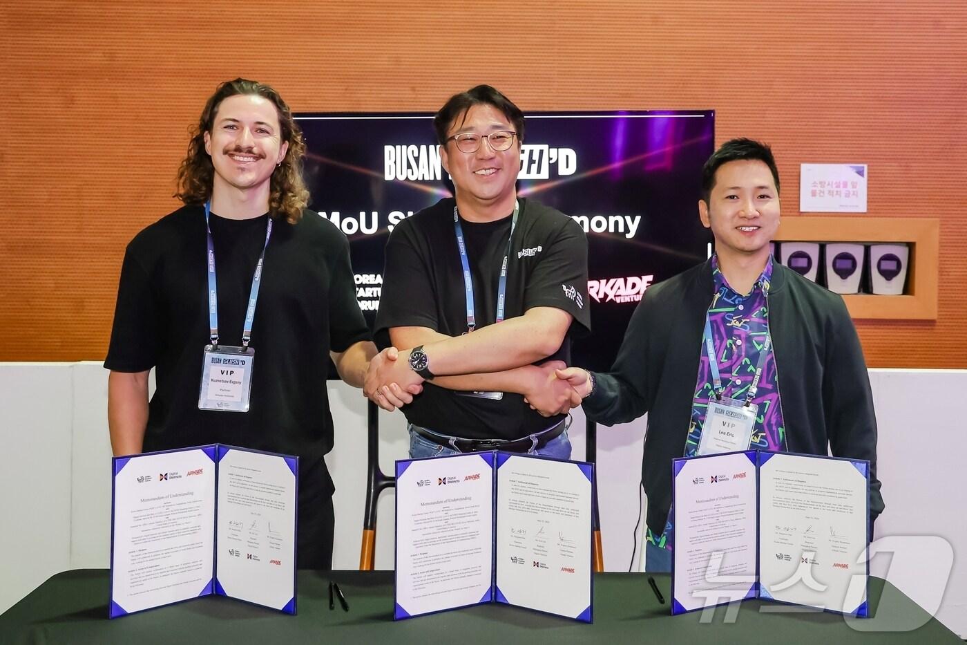 코리아스타트업포럼과 말레이시아 벤처캐피탈이 업무협약을 체결하고 기념사진을 촬영하고 있다. 왼쪽부터 에브게니 쿠즈네초프 아케이드벤처스 제네럴 매니저, 한상우 코리아스타트업포럼 의장, 에릭 리 디지털 디스트릭트 매니징 파트너(코리아스타트업포럼 제공)