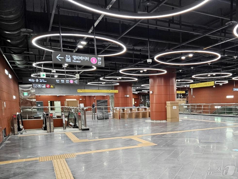 본문 이미지 - 암사역사공원역 개찰구 (서울시 제공)