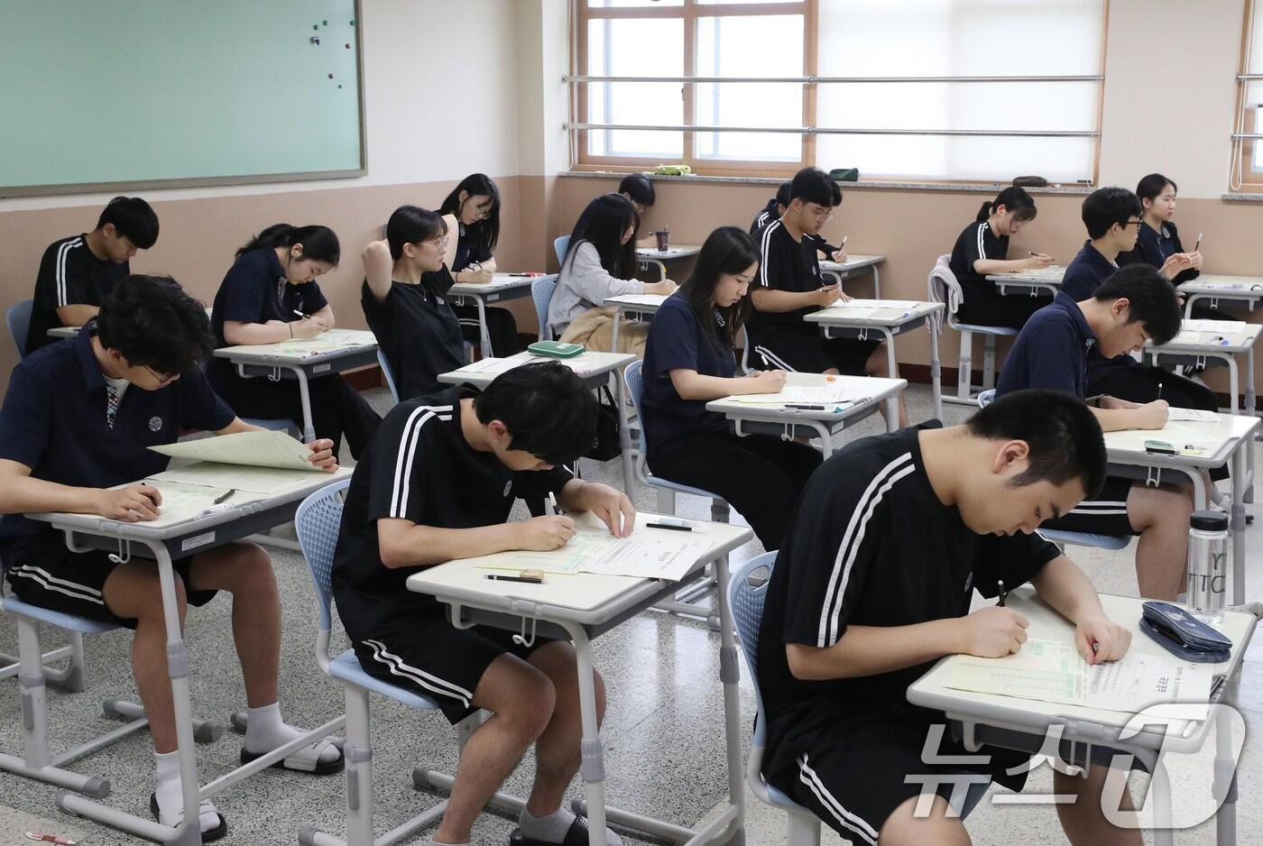 본문 이미지 - 11일 오전 경기 화성시 동탄고등학교에서 3학년 학생들이 2024년 7월 전국연합학력평가를 치르고 있다. 2024.7.11/뉴스1 ⓒ News1 김영운 기자
