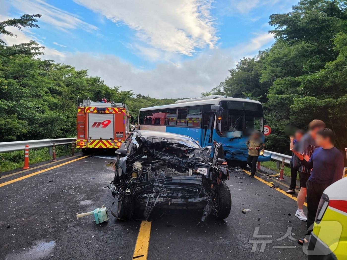 본문 이미지 - 소나타 차량이 버스와 충돌했다. 2024.7.11/뉴스1 ⓒ News1 홍수영 기자