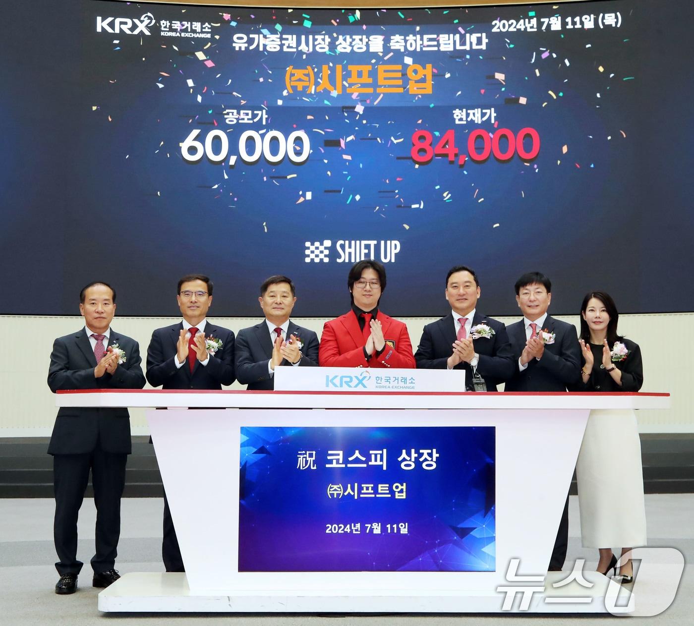 본문 이미지 - 11일 서울 영등포구 한국거래소에서 열린 시프트업 코스피시장 상장기념식에서 현재가 확인 후 이기헌 상장회사협의회 상근부회장(왼쪽부터), 정석호 한국IR협의회 회장, 양태영 한국거래소 유가증권시장본부장, 김형태 시프트업 대표이사, 김성환 한국투자증권 대표이사, 이성 NH투자증권 IB1 총괄대표, 하진수 JP모간증권 서울지점장이 기념촬영을 하고 있다. (한국거래소 제공) 2024.7.11/뉴스1