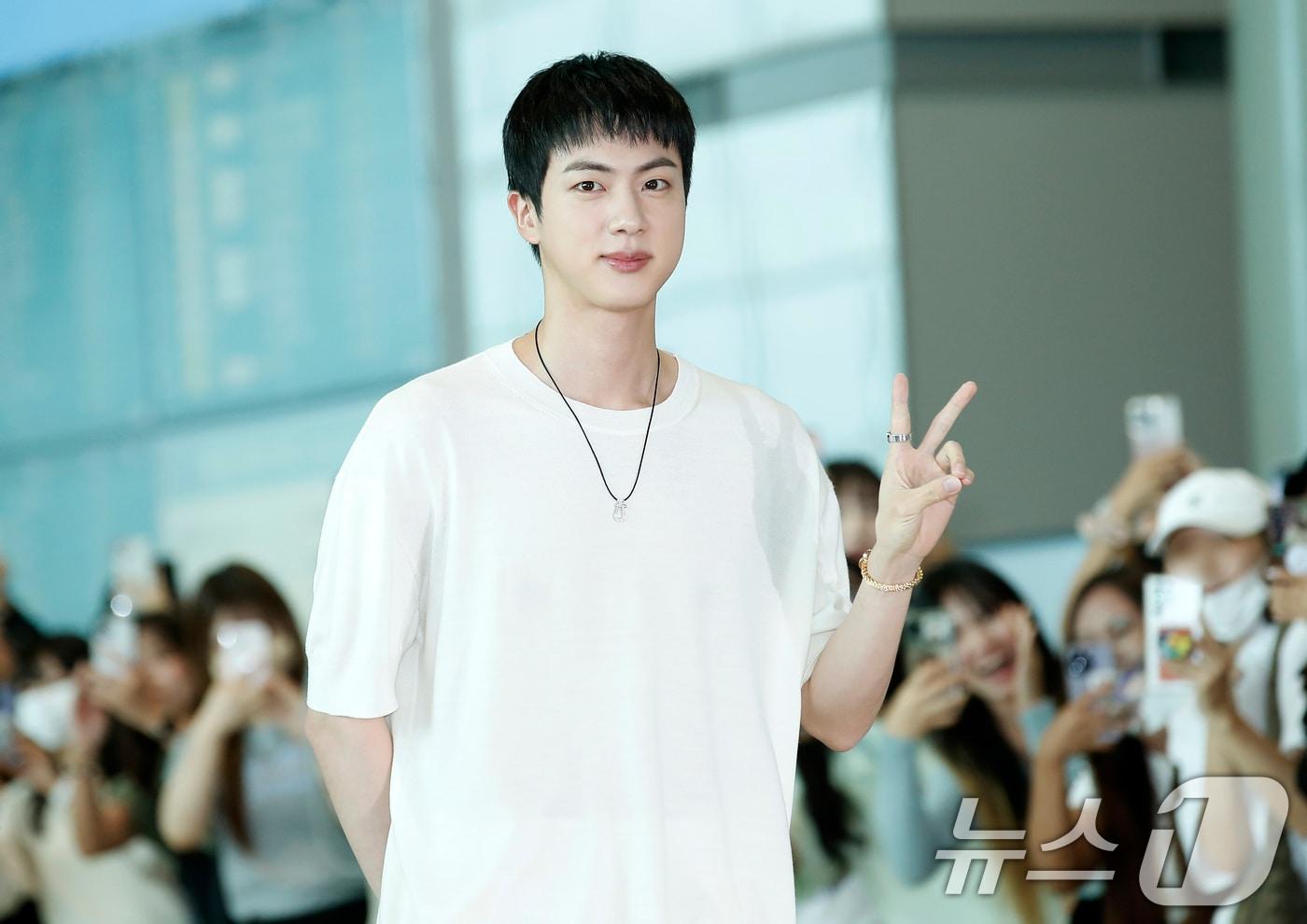 방탄소년단&#40;BTS&#41; 진이 &#39;2024 파리 하계 올림픽&#39; 성화 봉송을 위해 11일 오전 인천국제공항을 통해 프랑스 파리로 출국하기 전 인사를 하고 있다. 2024.7.11/뉴스1 ⓒ News1 권현진 기자