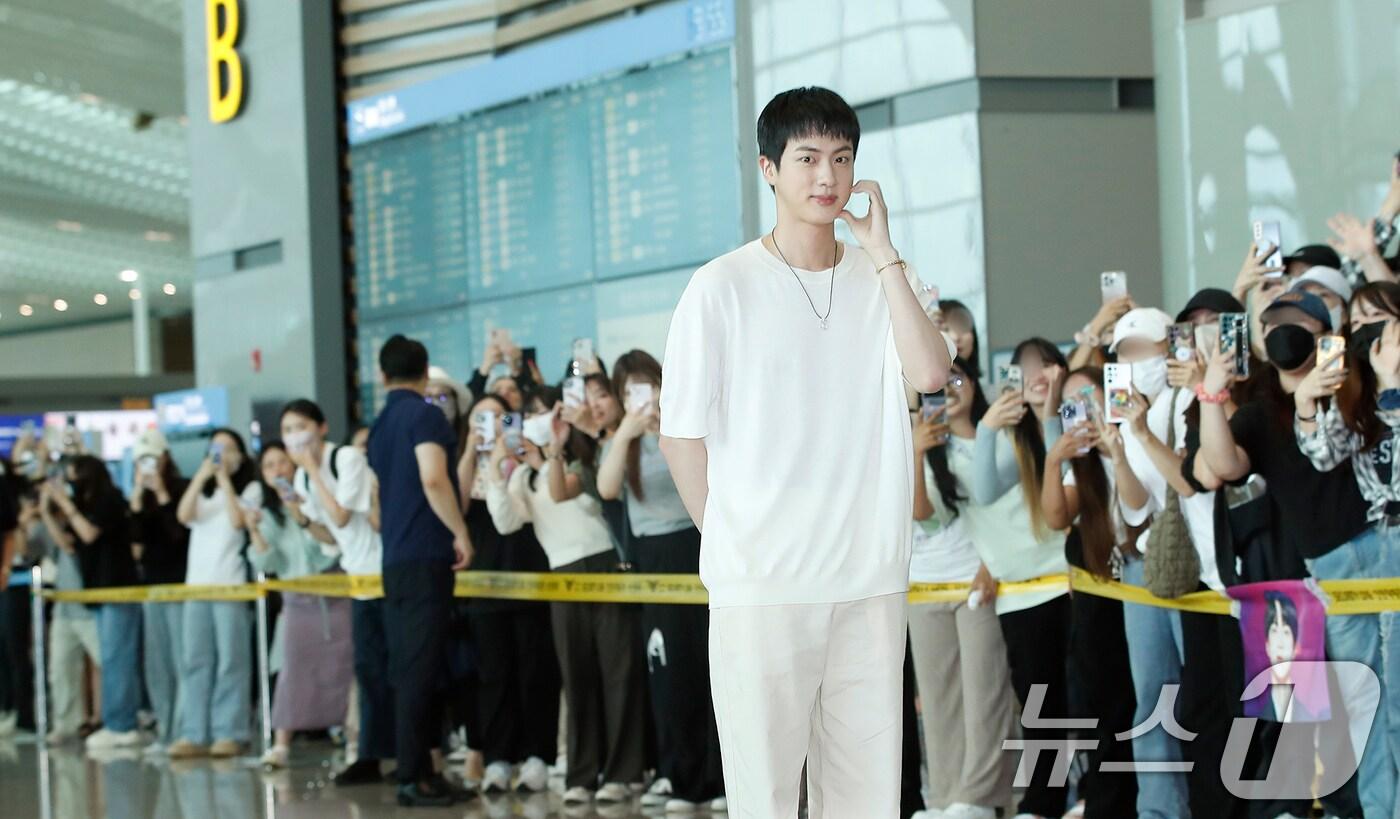 방탄소년단(BTS) 진이 '2024 파리 하계 올림픽' 성화 봉송을 위해 11일 오전 인천국제공항을 통해 프랑스 파리로 출국하기 전 볼 하트로 인사를 전하고 있다. 2024.7.11/뉴스1 ⓒ News1 권현진 기자