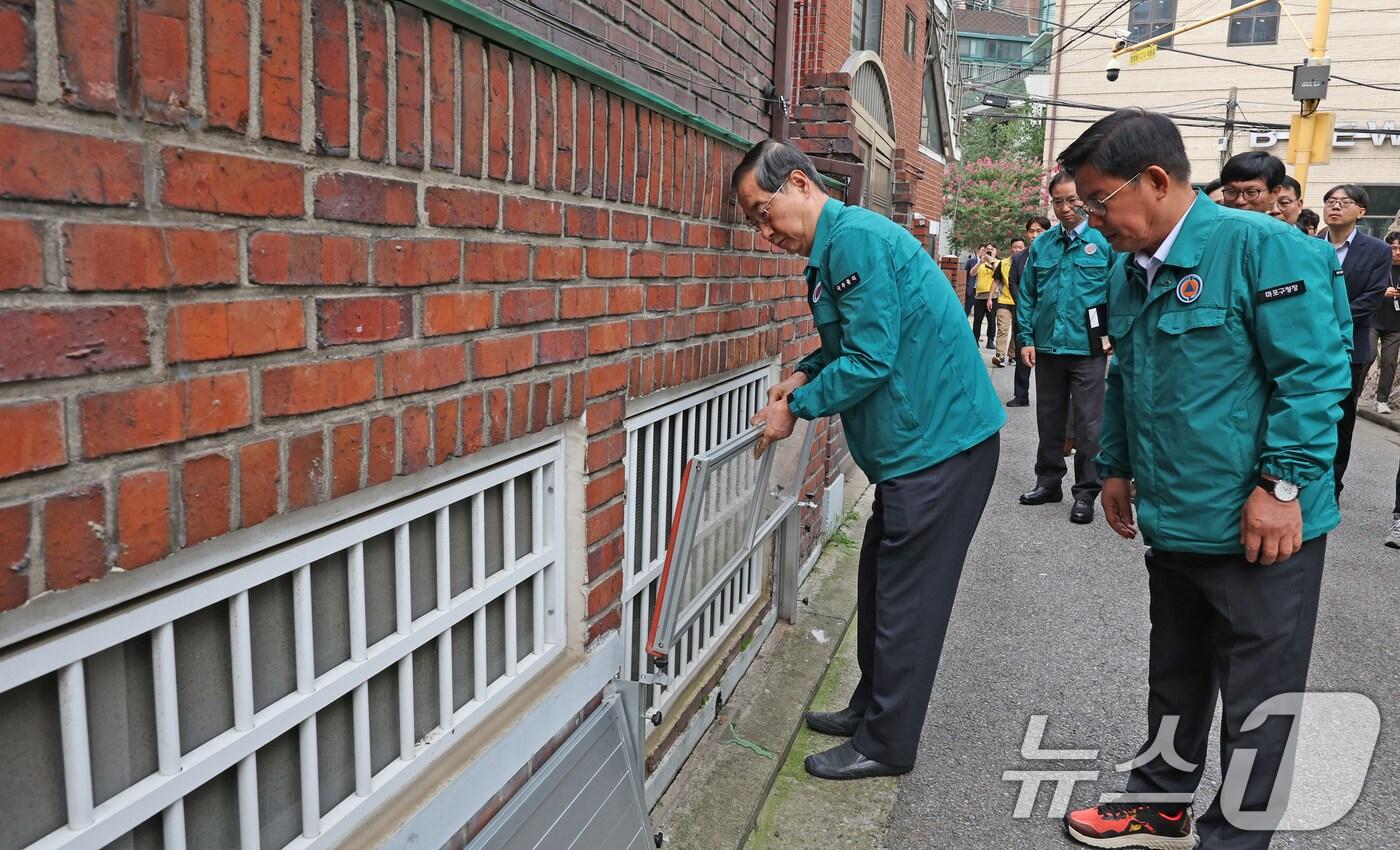 한덕수 국무총리가 11일 오전 서울 마포구의 침수 취약 주택가에서 침수예방용 아크릴 물막이판을 설치하고 있다. 현장 관계자는 아크릴 판이 기존 알루미늄 판보다 단가가 저렴하고 개방감이 좋은 장점이 있다고 밝혔다. 2024.7.11/뉴스1 ⓒ News1 장수영 기자