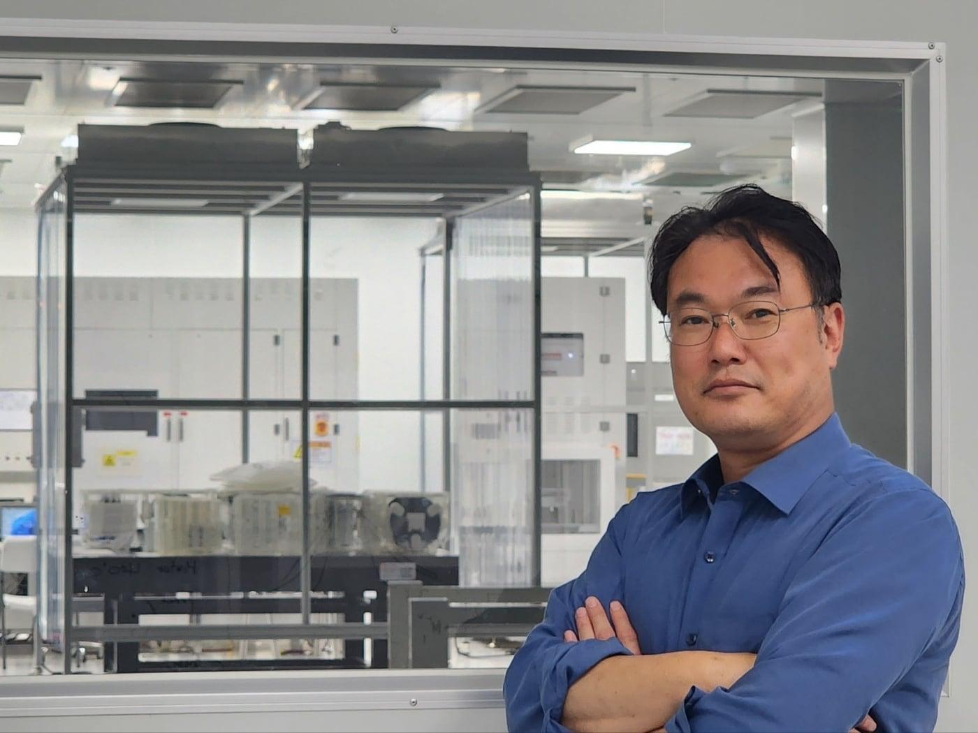 본문 이미지 - 류정도 대표가 알엔알랩 동탄 본사 Fab 설비 앞에서 포즈를 취하고 있다. / 사진=알엔알랩 제공