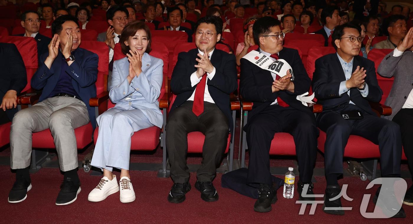 본문 이미지 - 나경원(왼쪽 두번째), 윤상현(오른쪽) 국민의힘 당대표 후보가 11일 오전 서울 여의도 의원회관에서 열린 투게더 포럼에 참석해 손뼉을 치고 있다. 2024.7.11/뉴스1 ⓒ News1 김민지 기자