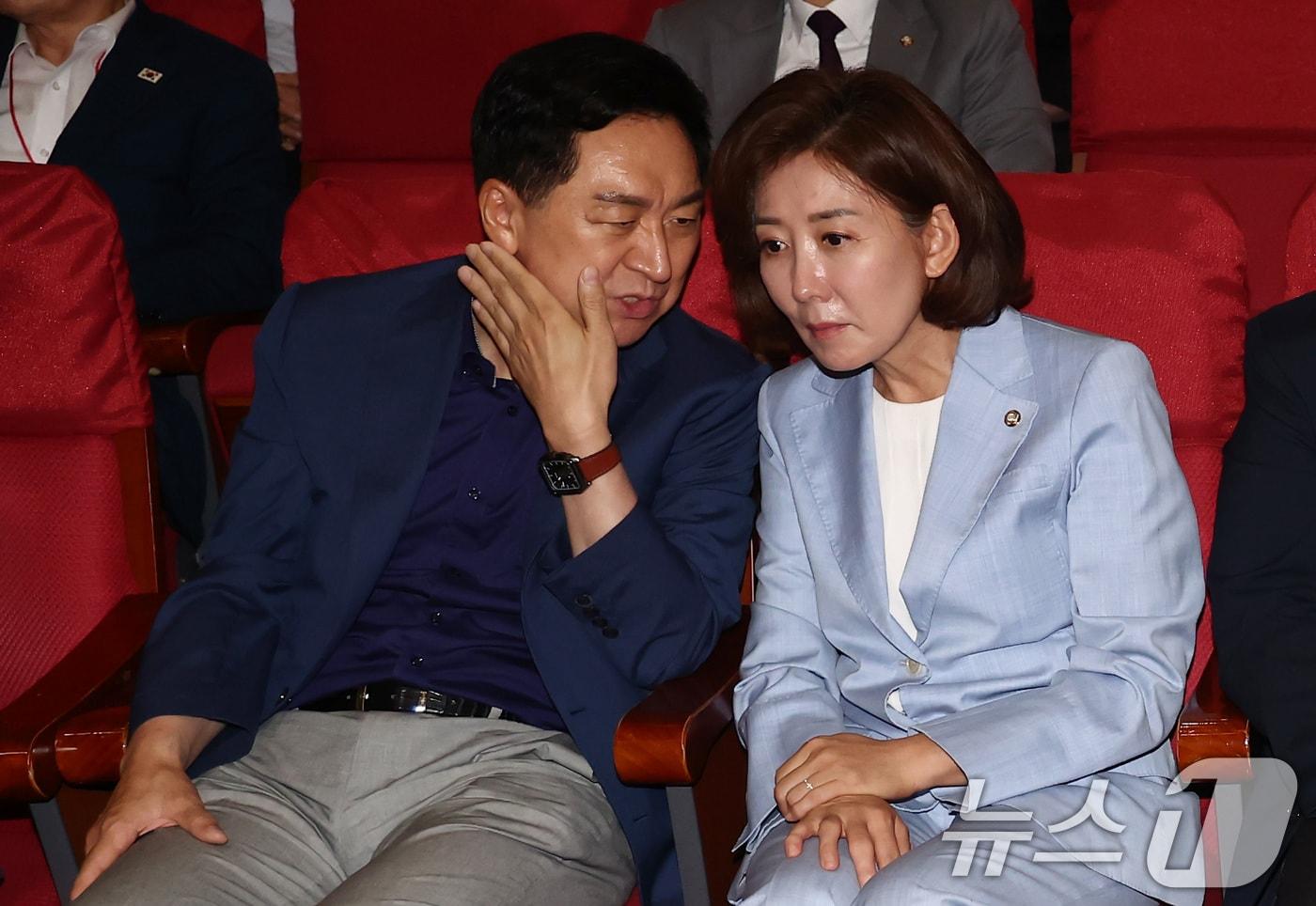 나경원(오른쪽) 국민의힘 의원과 김기현 의원이 서울 여의도 의원회관에서 열린 투게더 포럼에서 대화하고 있다. 2024.7.11/뉴스1 ⓒ News1 김민지 기자