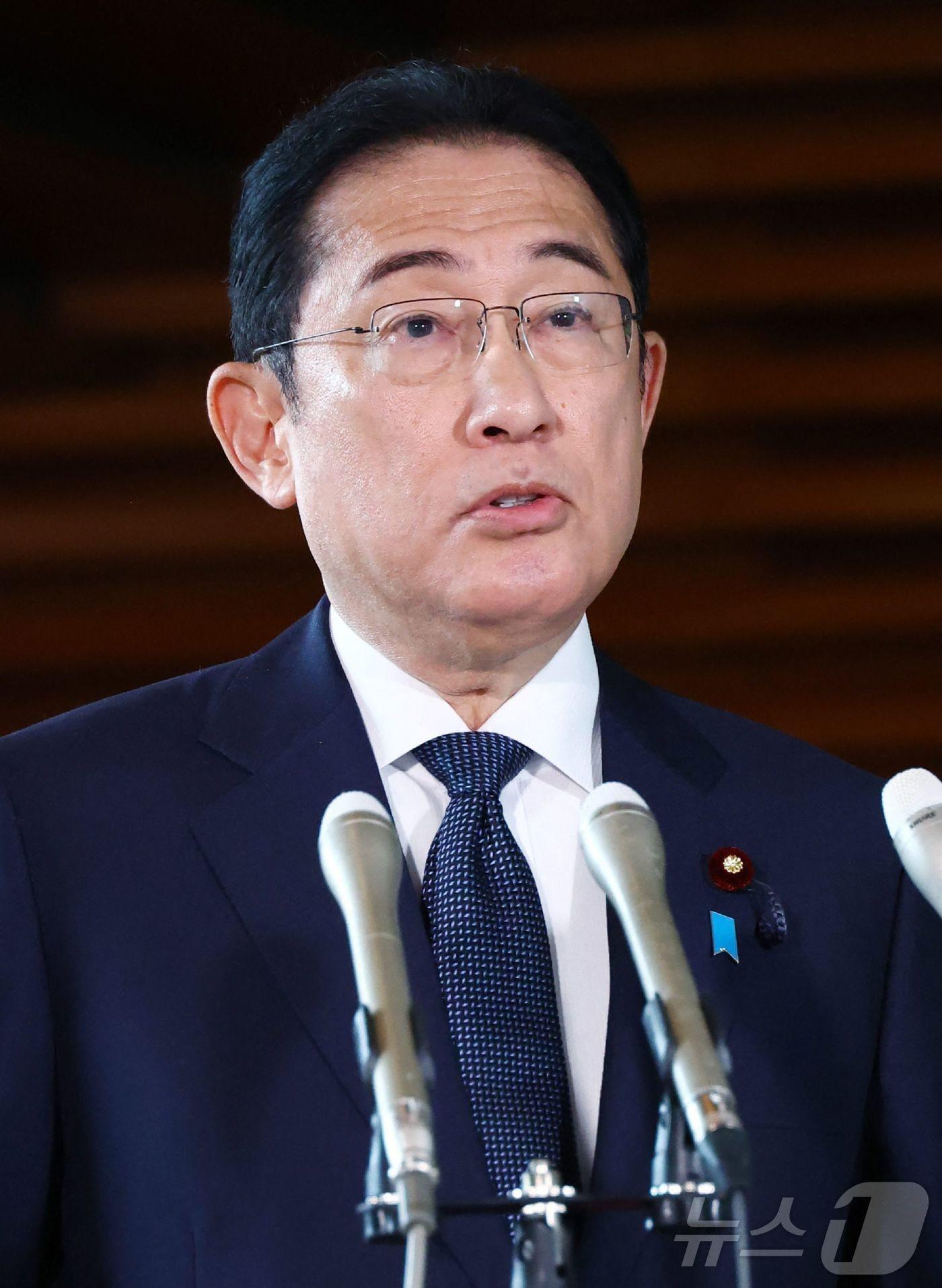 본문 이미지 - 기시다 후미오 일본 총리가 10일(현지시간) 나토 정상회의에 참석하기 위해 워싱턴으로 출발하기 전에 도쿄 총리 관저에서 취재진을 만나고 있다. 2024.07.11 ⓒ AFP=뉴스1 ⓒ News1 우동명 기자