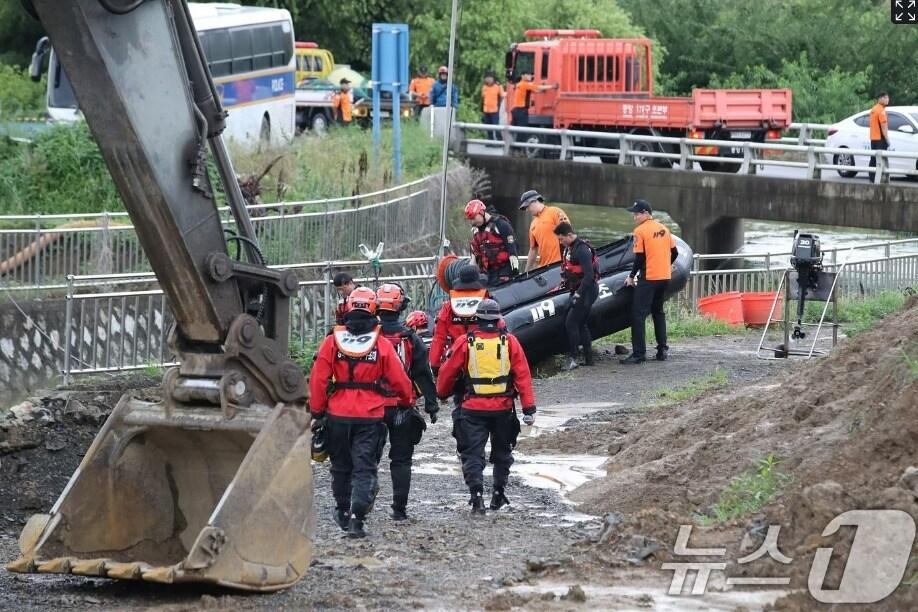 본문 이미지 - 집중호우가 내린 9일 오후 경북 경산시 진량읍 평사리 문천지 상류에서 소방구조대가 수색을 위해 장비를 투입하고 있다. 2024.7.9/뉴스1 ⓒ News1 공정식 기자