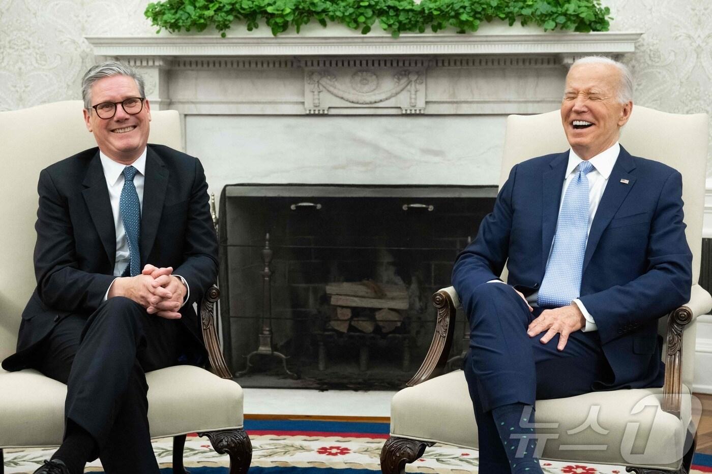 본문 이미지 - 조 바이든 미국 대통령이 10일(현지시간) 워싱턴 백악관에서 취임 5일만에 나토 정상회의 참석차 방문한 키어 스타머 영국 신임 총리와 회담을 하고 있다. 2024.07.11 ⓒ AFP=뉴스1 ⓒ News1 우동명 기자