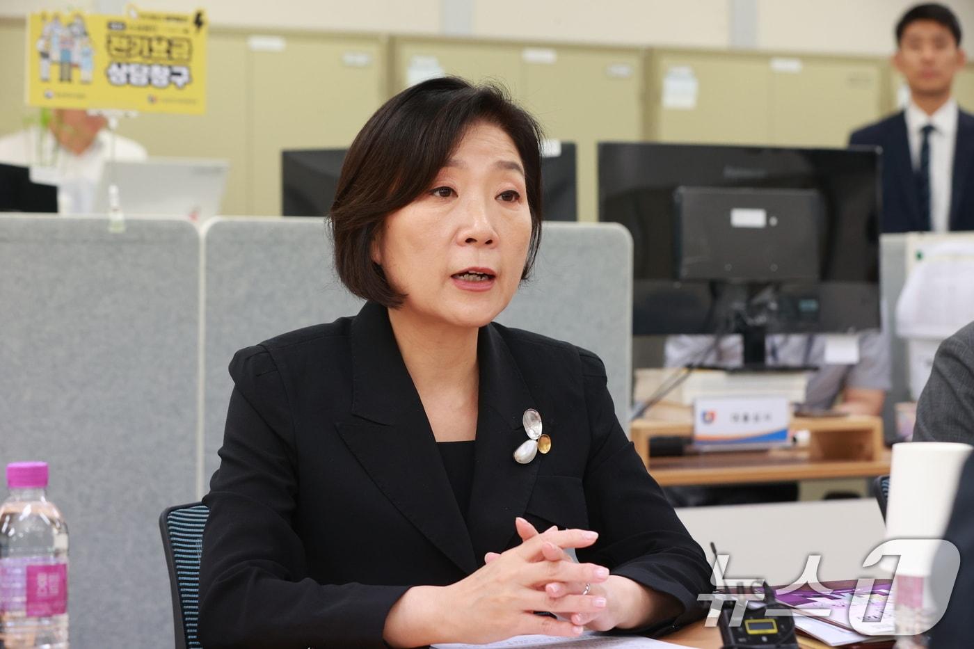 본문 이미지 - 오영주 중소벤처기업부 장관이 서울 영등포구 소상공인시장진흥공단 서울서부센터를 방문, 소상공인‧자영업자 종합대책 준비 상황을 점검하고 있다. (중소벤처기업부 제공) 2024.7.11/뉴스1